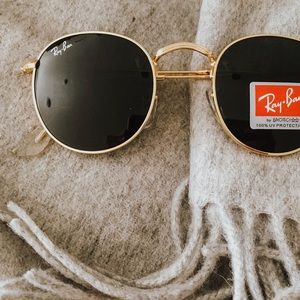 Round ray bans black and gold